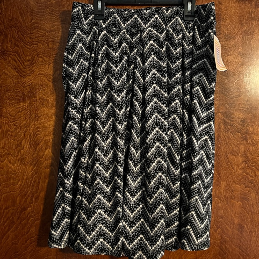 NWT LuLaRoe Black and White Chevron Madison Skirt size XL